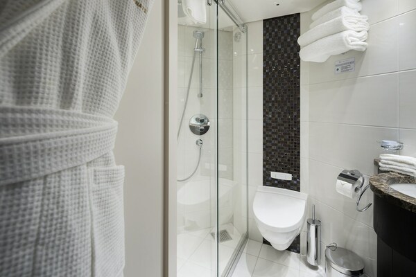 AmaWaterways AmaKristina Accommodation Cat E 4.jpg